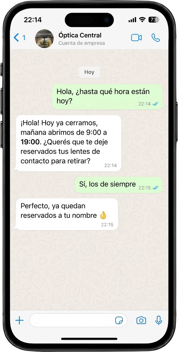 iPhone con un chat de WhatsApp: el bot de Óptica Central responde fuera de horario y deja reservados los lentes de contacto