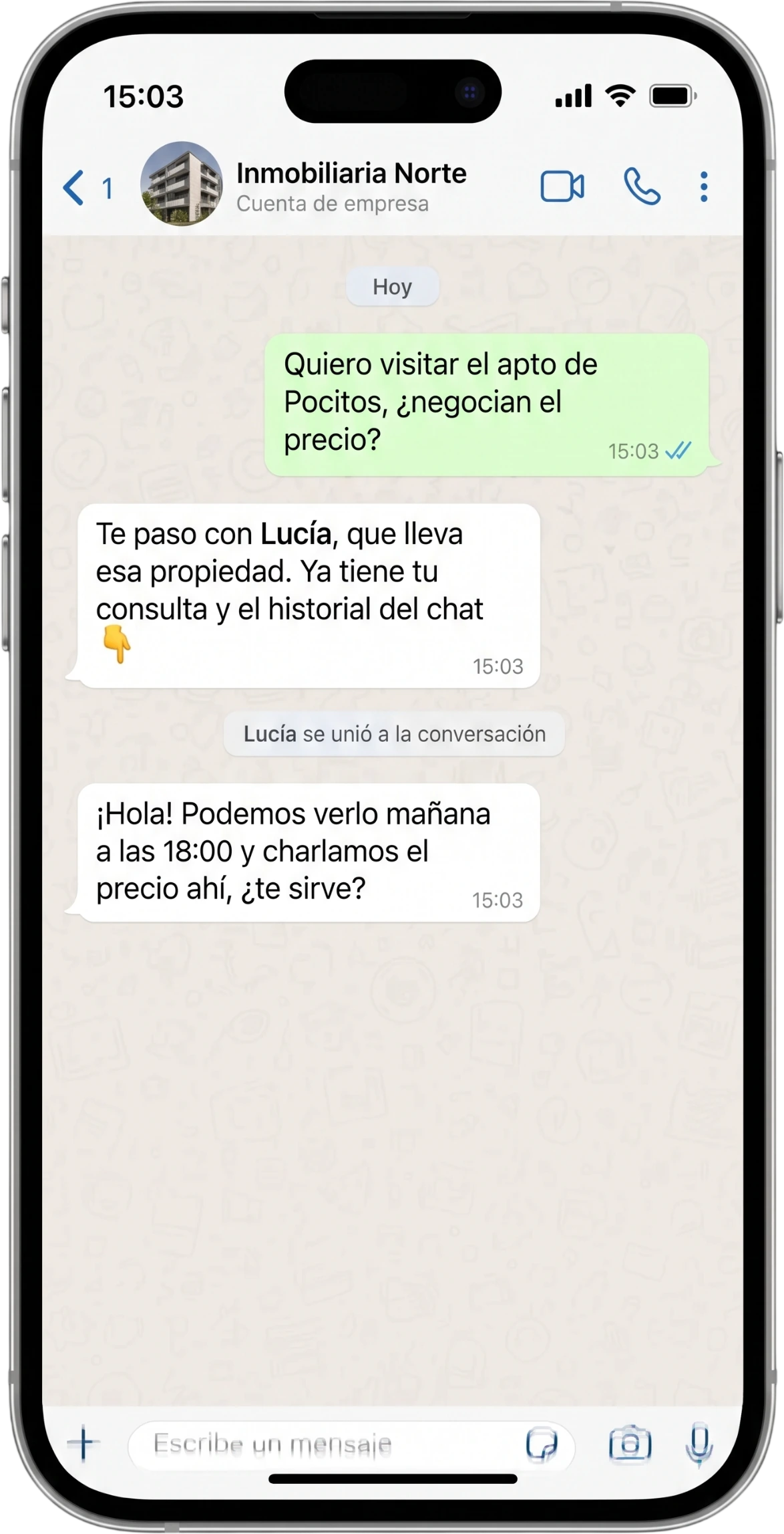 iPhone con un chat de WhatsApp: el bot de Inmobiliaria Norte deriva la conversación a Lucía, que se suma al chat y propone una visita