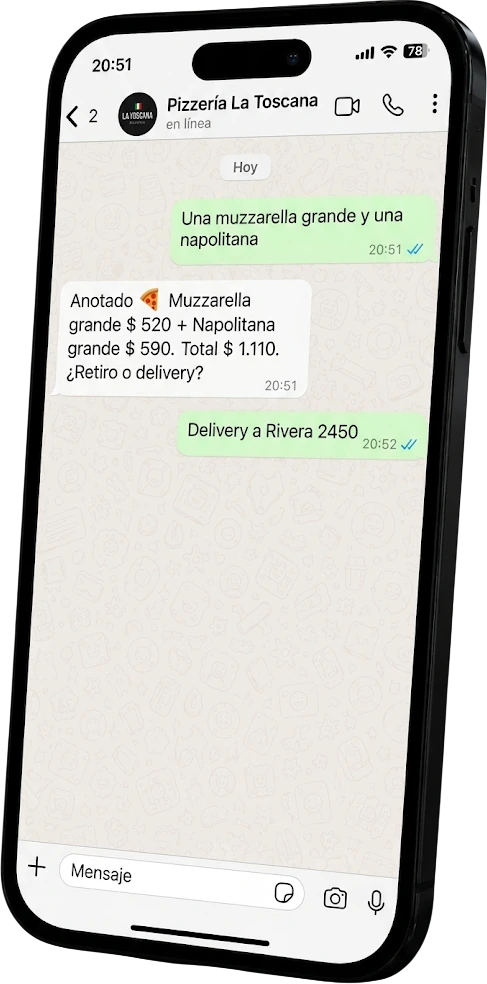 iPhone con un chat de WhatsApp: el bot de Pizzería La Toscana anota un pedido de dos pizzas con el total y el cliente elige delivery a domicilio